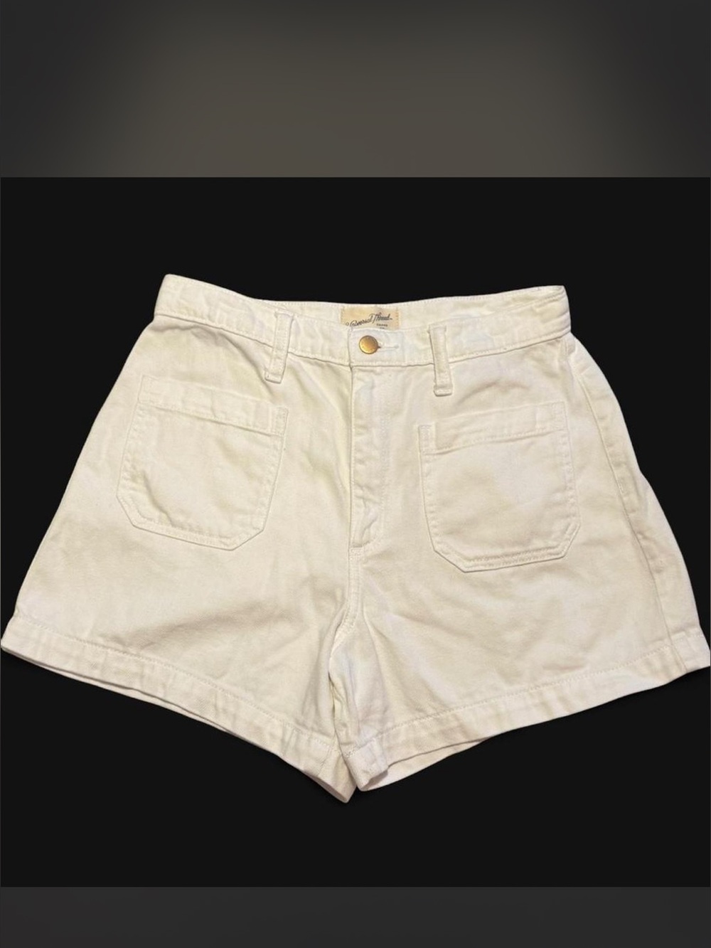 White high-waisted shorts with pockets on the front and back